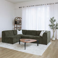 Sectionnel en tissu vert olive avec méridienne gauche, au design arrondi et contemporain dans un salon lumineux.