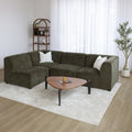 Sectionnel en tissu vert olive avec méridienne gauche, au design arrondi et contemporain dans un salon lumineux.