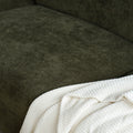 Sectionnel en tissu vert olive avec méridienne gauche, au design arrondi et contemporain dans un salon lumineux.