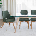 Chaise de salle à manger en tissu vert avec accoudoirs et pieds en bois, style moderne autour d’une table en verre.