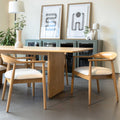 Table de salle à manger en chêne clair avec chaises assorties et buffet moderne dans un intérieur scandinave lumineux.