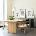 Table de salle à manger en chêne clair avec chaises assorties et buffet moderne dans un intérieur scandinave lumineux.