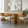 Salle à manger avec table en chêne massif et chaises design scandinaves.