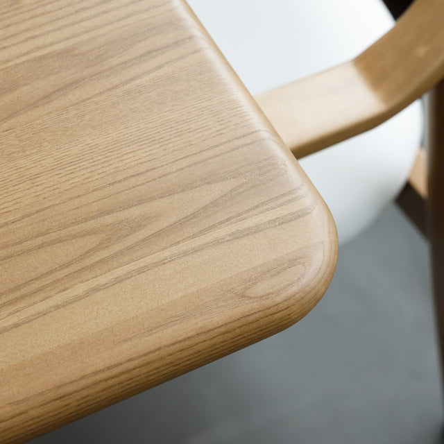 Salle à manger avec table en chêne massif et chaises design scandinaves.