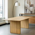 Salle à manger avec table en chêne massif et chaises design scandinaves.