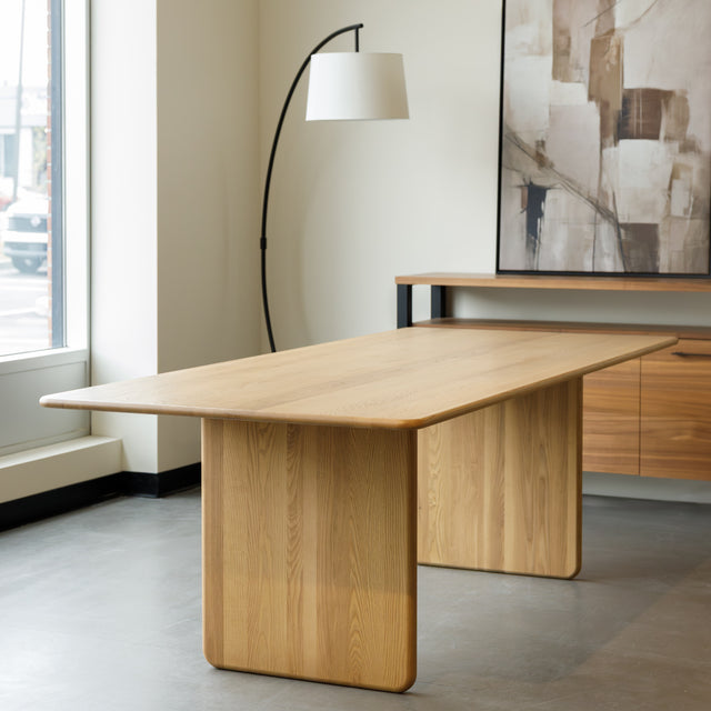 Salle à manger avec table en chêne massif et chaises design scandinaves.