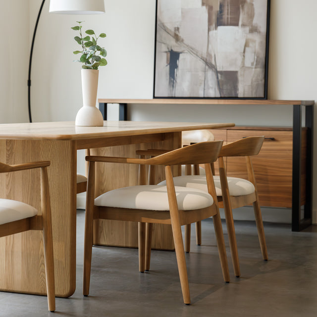 Salle à manger avec table en chêne massif et chaises design scandinaves.