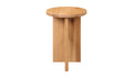 Table d'appoint en bois clair au design minimaliste pose sur tapis texture dans un interieur moderne.