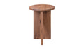 Table d'appoint en bois clair au design minimaliste pose sur tapis texture dans un interieur moderne.