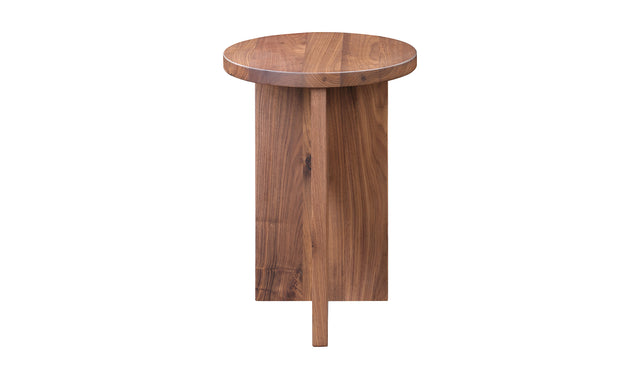 Table d'appoint en bois clair au design minimaliste pose sur tapis texture dans un interieur moderne.