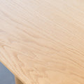 Table basse d’appoint en bois clair au design organique, idéale pour un salon moderne.