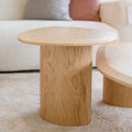 Table basse d’appoint en bois clair au design organique, idéale pour un salon moderne.