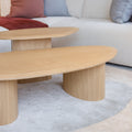 Tables basses gigognes en bois clair au design organique pour salon contemporain.