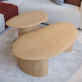 Tables basses gigognes en bois clair au design organique pour salon contemporain.