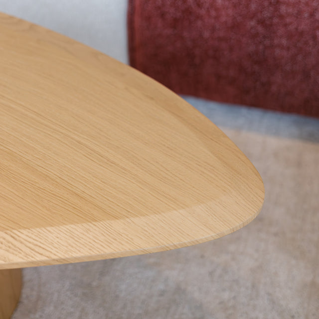 Tables basses gigognes en bois clair au design organique pour salon contemporain.