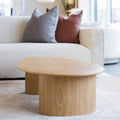 Tables basses gigognes en bois clair au design organique pour salon contemporain.