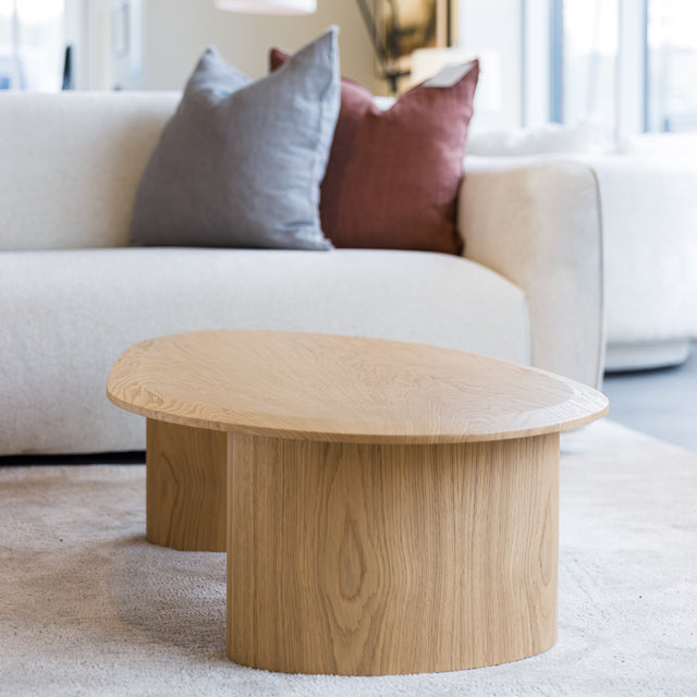 Tables basses gigognes en bois clair au design organique pour salon contemporain.