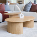 Tables basses gigognes en bois clair au design organique pour salon contemporain.