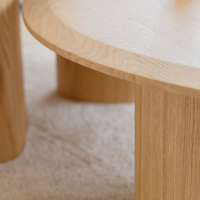 Tables basses gigognes en bois clair au design organique pour salon contemporain.
