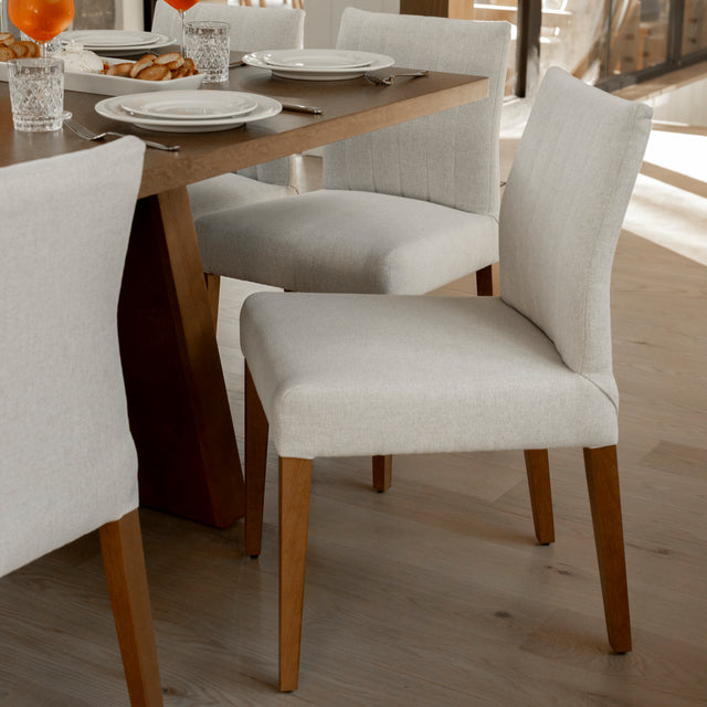 Chaise de cuisine en tissu lièvre et merisier ambré foncé - Gemma