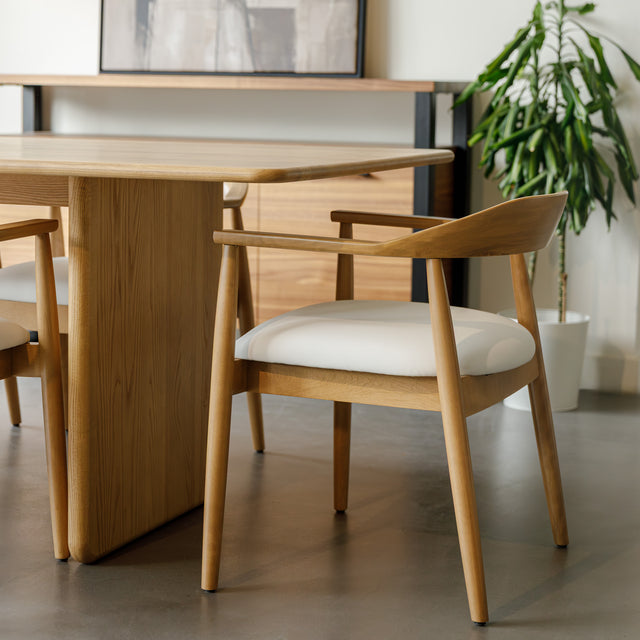 Chaise de cuisine en bois merisier avec assise rembourrée cuir végane beige style scandinave.