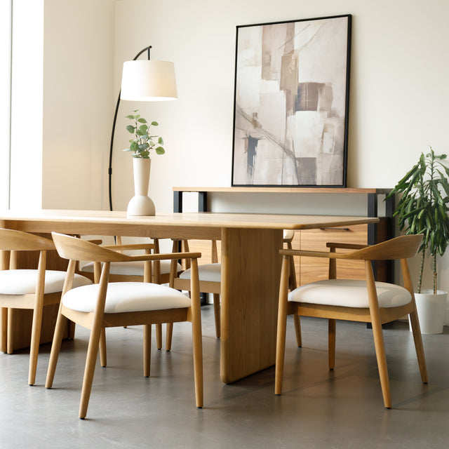 Chaise de cuisine en bois merisier avec assise rembourrée cuir végane beige style scandinave.