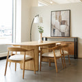 Chaise de cuisine en bois merisier avec assise rembourrée cuir végane beige style scandinave.