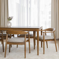 Chaise de cuisine en bois merisier avec assise rembourrée beige style scandinave.