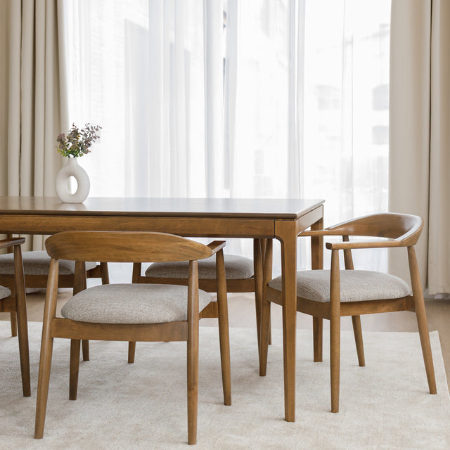 Chaise de cuisine en bois merisier avec assise rembourrée beige style scandinave.
