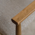 Chaise de cuisine en bois merisier avec assise rembourrée beige style scandinave.