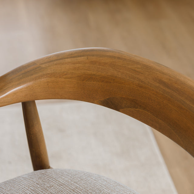 Chaise de cuisine en bois merisier avec assise rembourrée beige style scandinave.