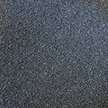 Chaise de salle à manger contemporaine avec accoudoirs noirs et assise rembourrée en tissu texturé gris.