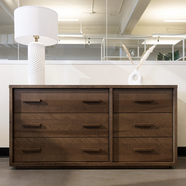 Commode double en bois brun foncé à 6 tiroirs au design contemporain pour chambre à coucher.