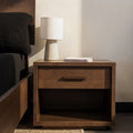 Table de chevet en bois brun foncé avec tiroir et rangement ouvert au style contemporain.