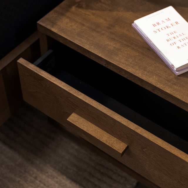 Table de chevet en bois brun foncé avec tiroir et rangement ouvert au style contemporain.