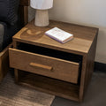 Table de chevet en bois brun foncé avec tiroir et rangement ouvert au style contemporain.