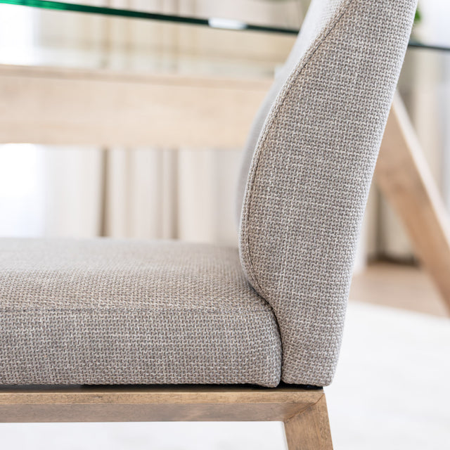 Chaise de cuisine en tissu beige avec pieds en bois naturel dans un intérieur moderne.