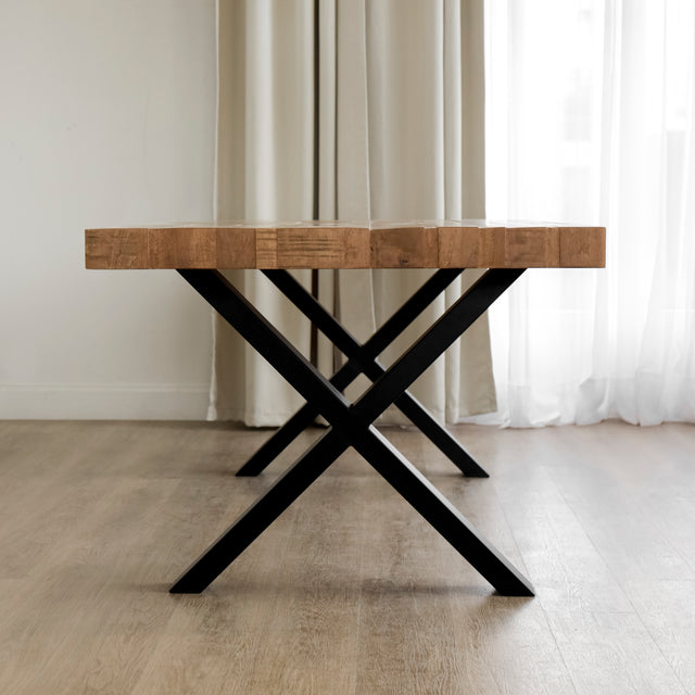 table a manger en bois massif avec pieds metalliques noirs dans salle lumineuse.