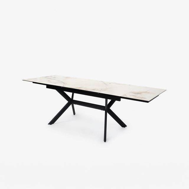 table extensible avec plateau effet marbre clair et pieds en metal noir.