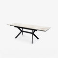 table extensible avec plateau effet marbre clair et pieds en metal noir.