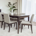 Table de salle à manger rectangulaire en bois foncé et chaises rembourrées beige au design contemporain.