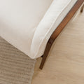 vue de proche du fauteuil beige avec détails en bois noyer