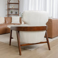 fauteuil beige avec détails en bois noyer
