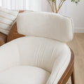 vue de proche du fauteuil beige avec détails en bois noyer