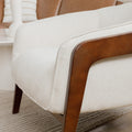 vue de proche du fauteuil beige avec détails en bois noyer