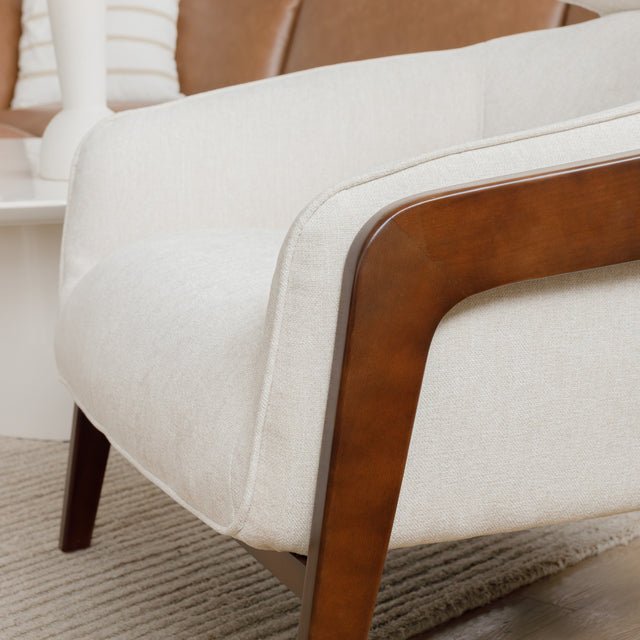 vue de proche du fauteuil beige avec détails en bois noyer