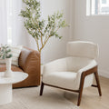 fauteuil beige avec détails en bois noyer