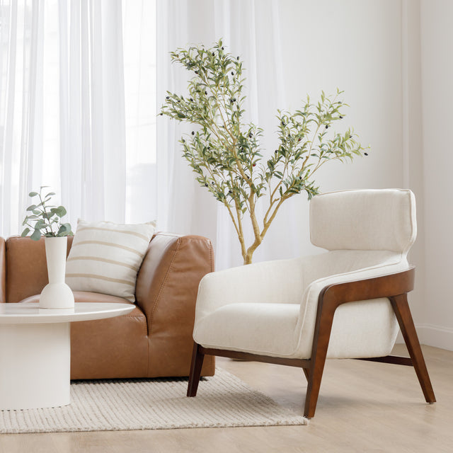 fauteuil beige confortable avec des détails en bois noyer 