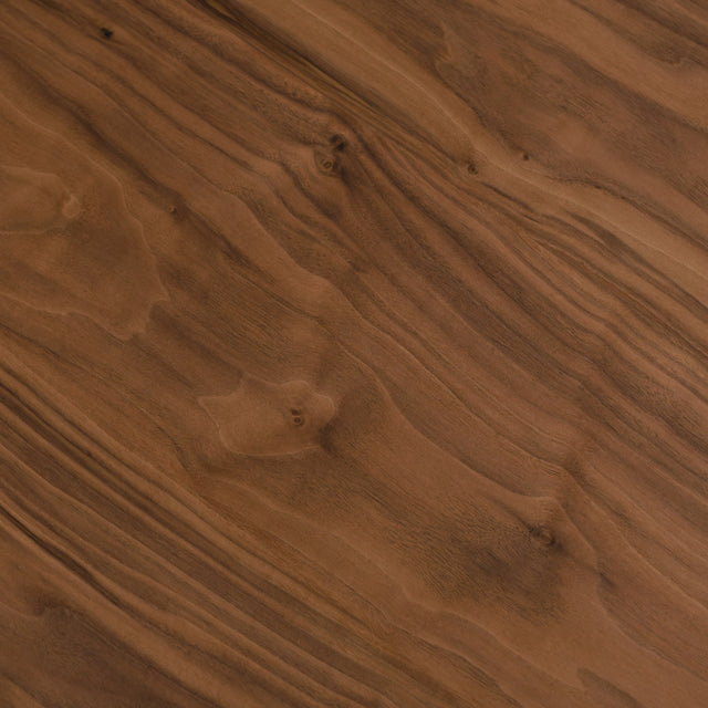 Table basse triangulaire en bois avec pieds noirs, au design contemporain dans un salon lumineux.