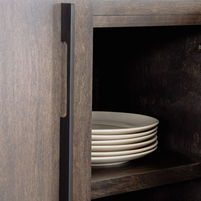 Buffet de rangement en bois foncé à quatre portes, design contemporain avec poignées intégrées et lignes épurées.